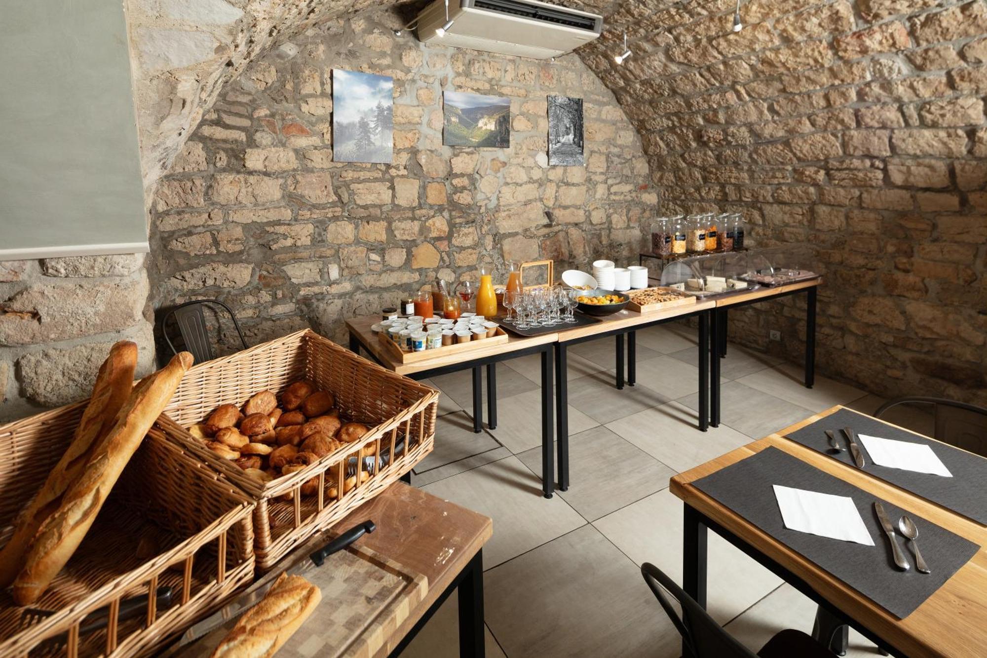 Logis Hotel Restaurant Family & Spa Meyrueis Exterior photo